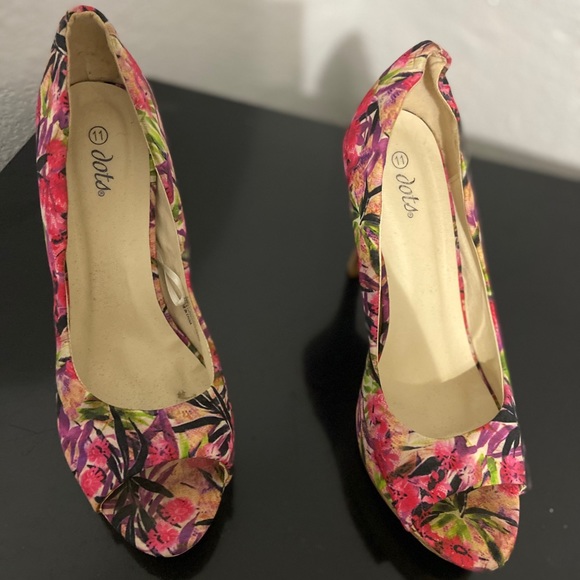 Beautiful Floral, fabric peep toe pumps - Picture 2 of 3